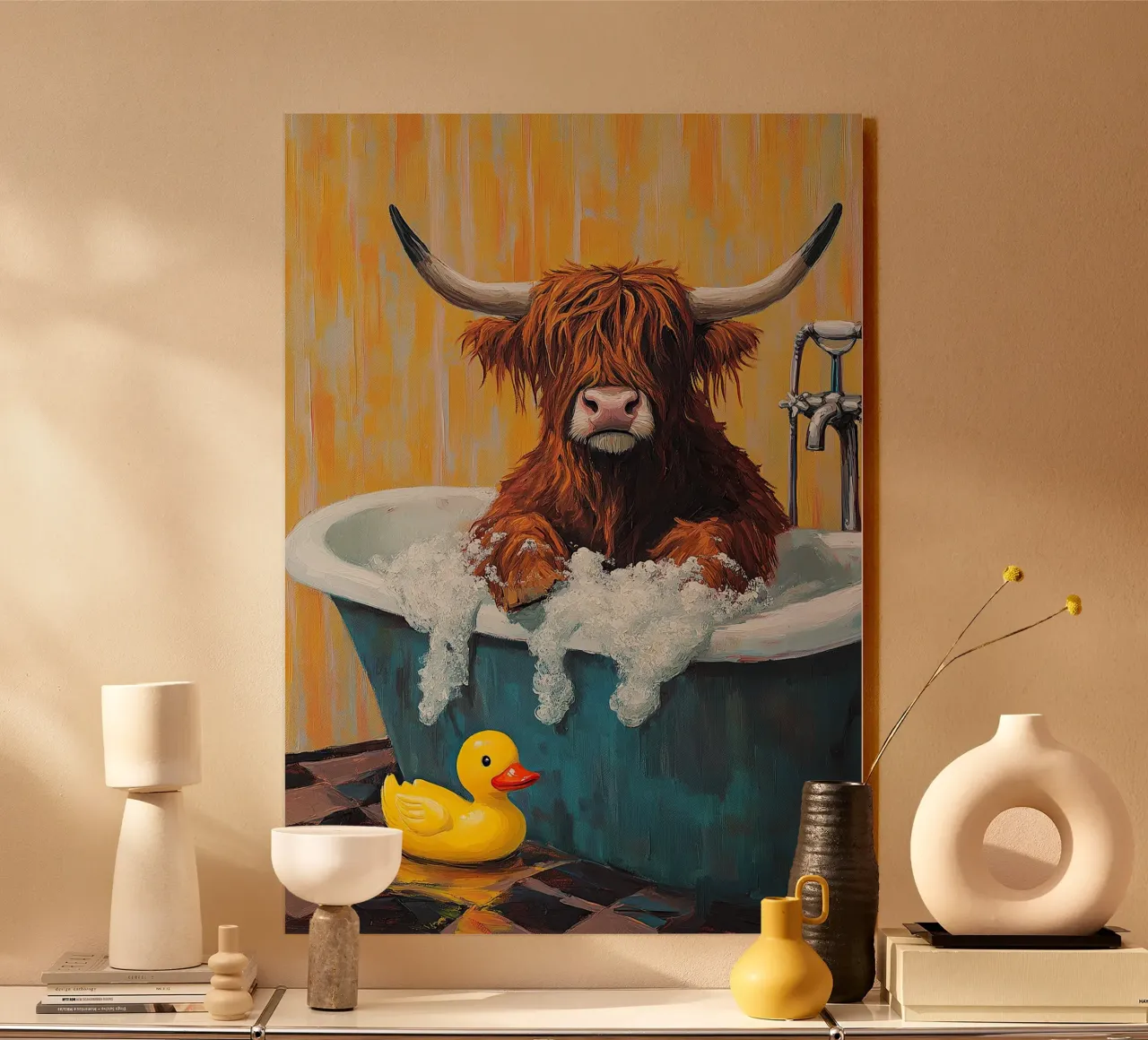 Mucca Highland nella vasca da bagno plexiglass da Nikis Art Studio