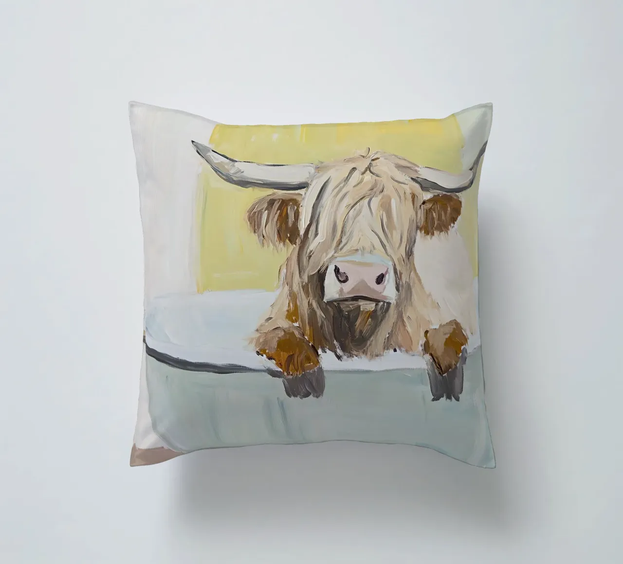 Mucca Highland nella vasca da bagno cuscino da Nikis Art Studio