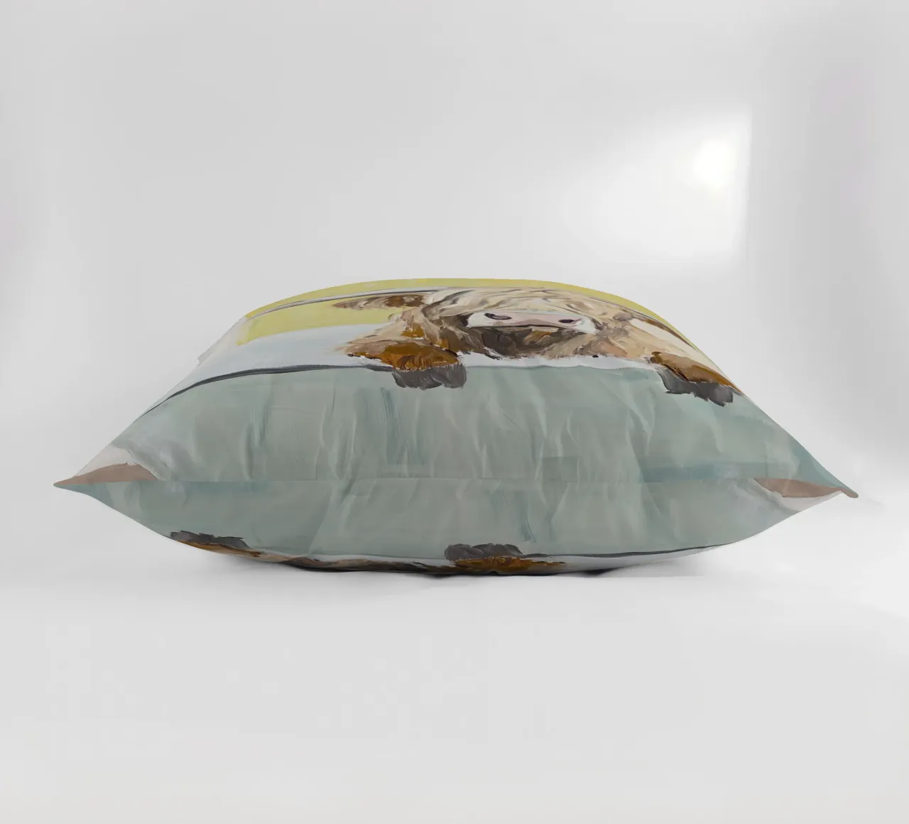 Mucca Highland nella vasca da bagno cuscino da Nikis Art Studio