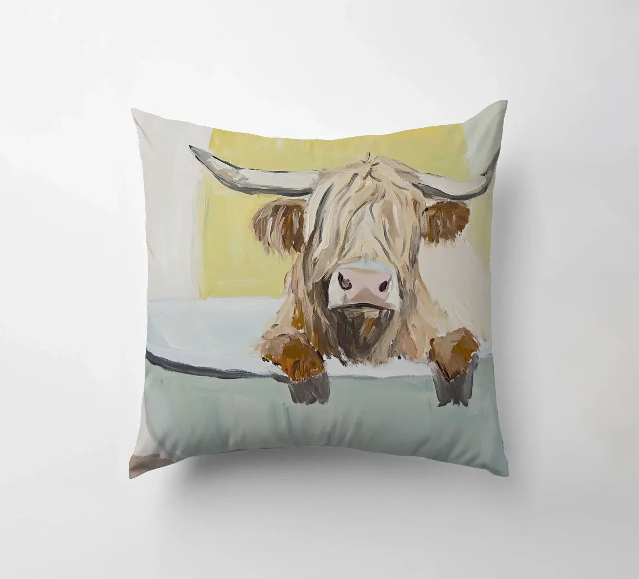 Mucca Highland nella vasca da bagno cuscino da Nikis Art Studio
