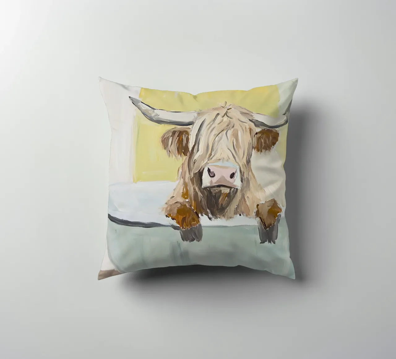 Mucca Highland nella vasca da bagno cuscino da Nikis Art Studio