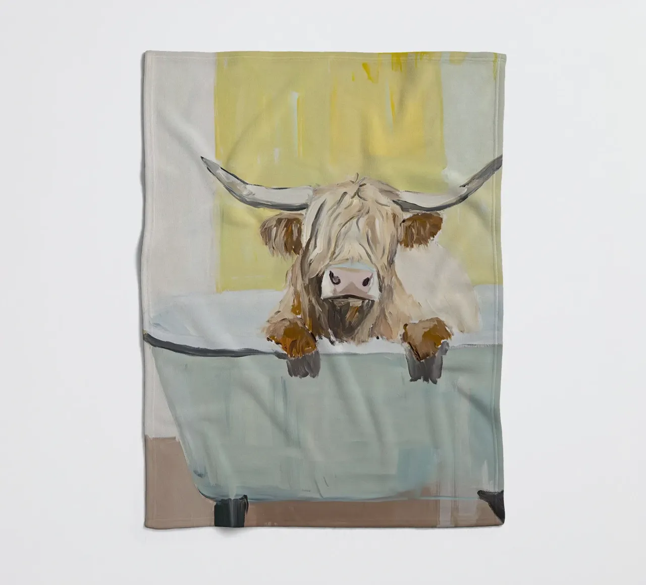 Mucca Highland nella vasca da bagno coperta in pile da Nikis Art Studio