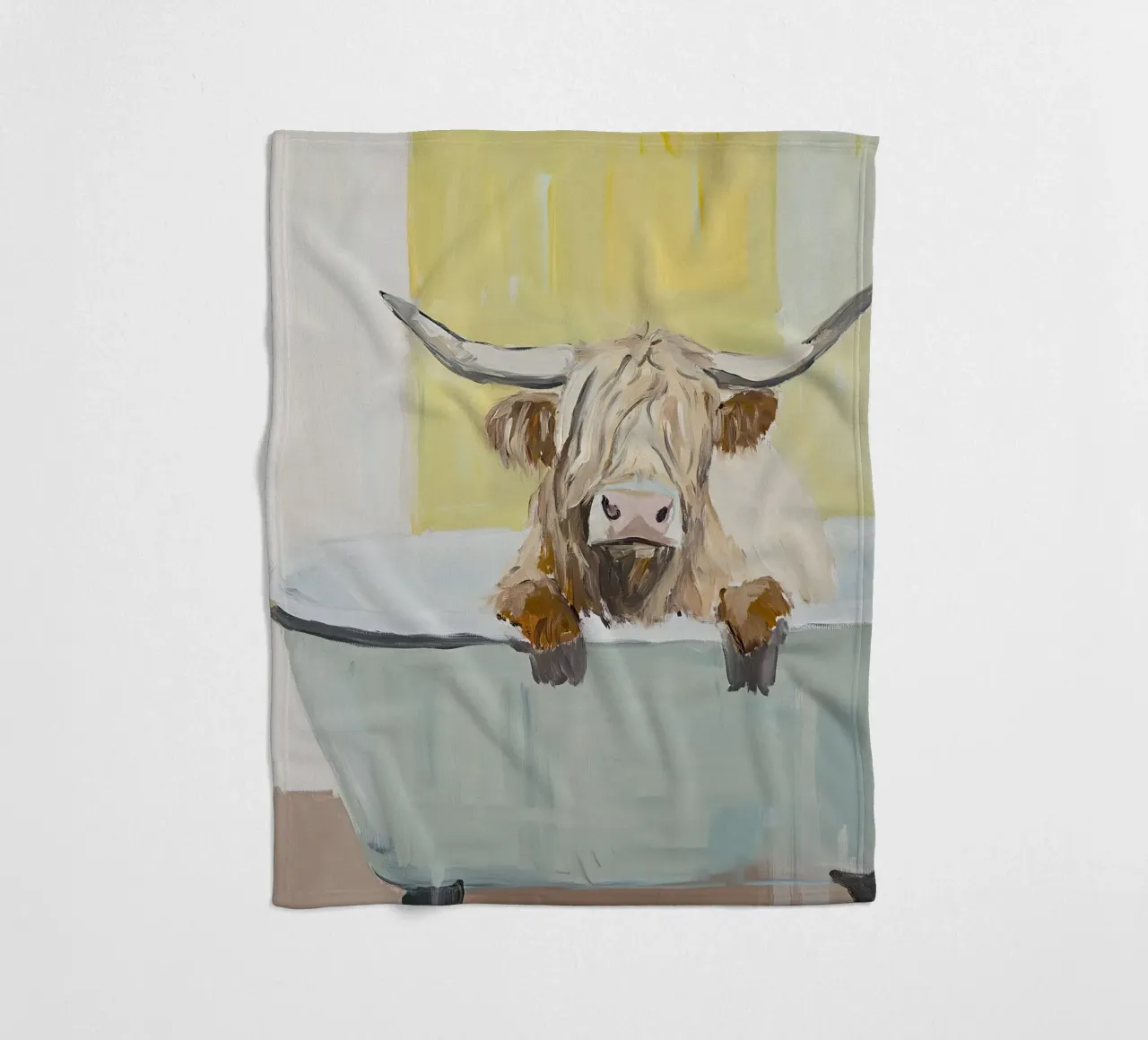 Mucca Highland nella vasca da bagno coperta in pile da Nikis Art Studio