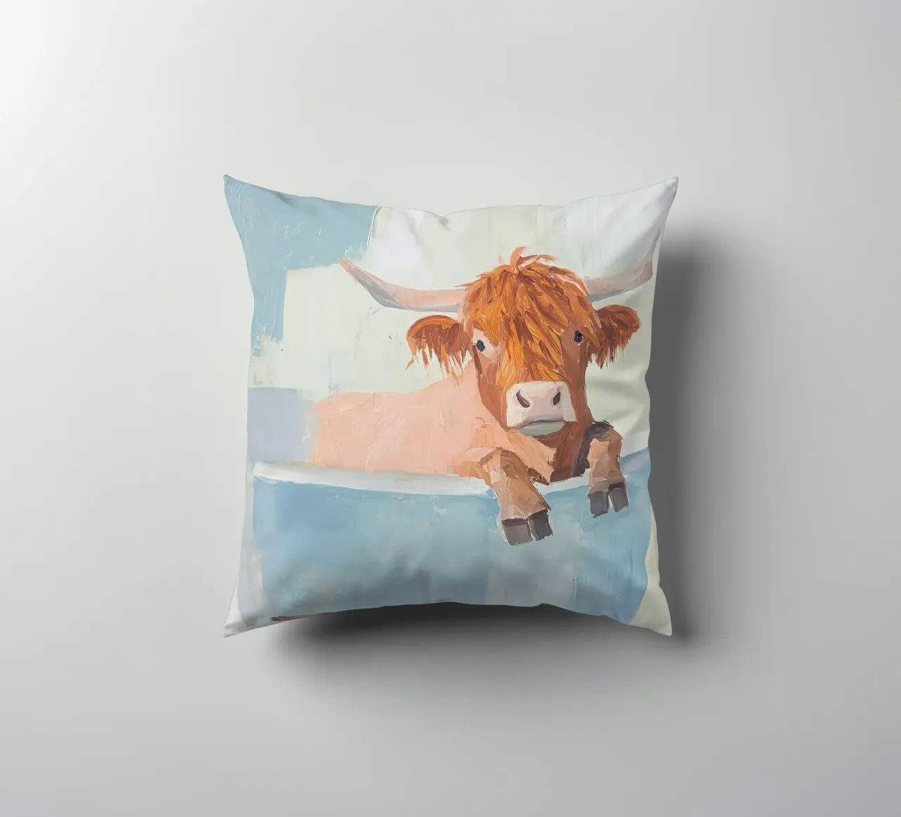 Mucca Highland nella vasca da bagno cuscino da Nikis Art Studio