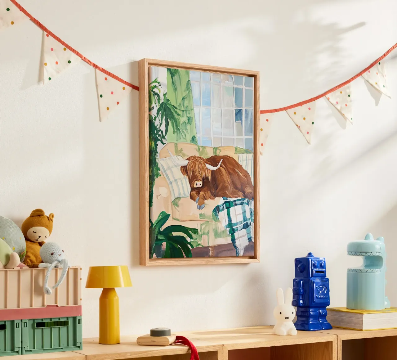Mucca Highland sul divano tela con Cornice a cassetta da Nikis Art Studio