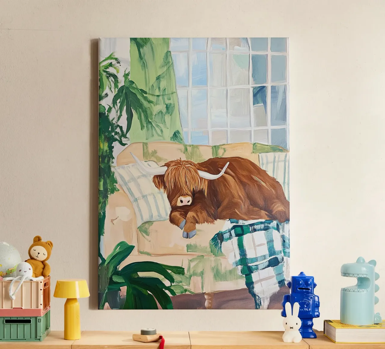Mucca Highland sul divano tela con Cornice a cassetta da Nikis Art Studio