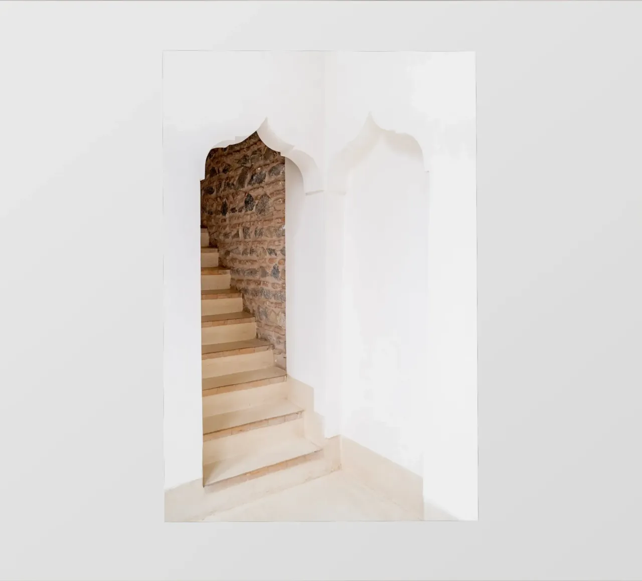 Scala ad arco bianca Boho a Marrakech pellicola backlit da Henrike Schenk Photography