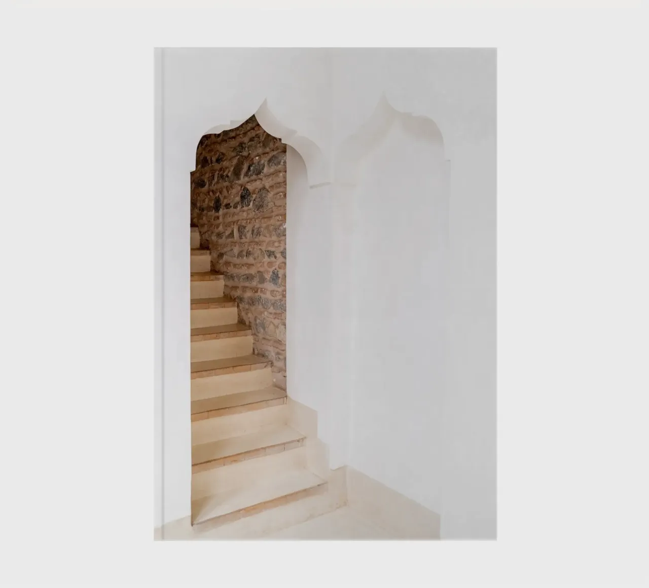 Scala ad arco bianca Boho a Marrakech diario da Henrike Schenk Photography