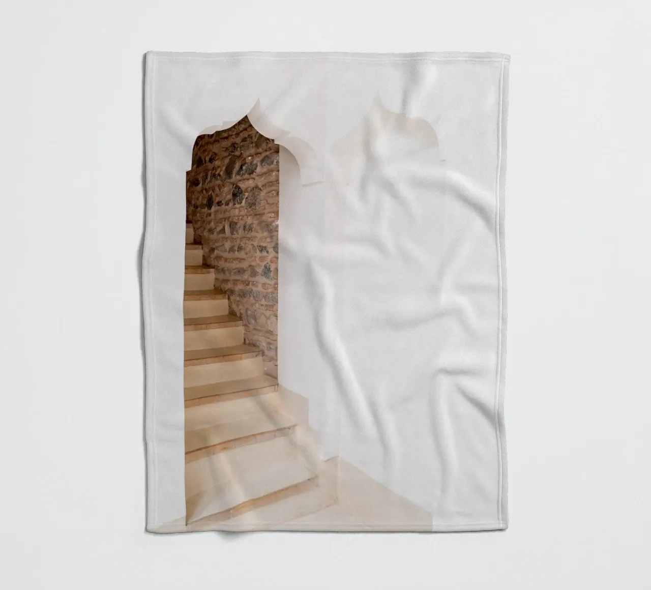 Scala ad arco bianca Boho a Marrakech coperta in pile da Henrike Schenk Photography