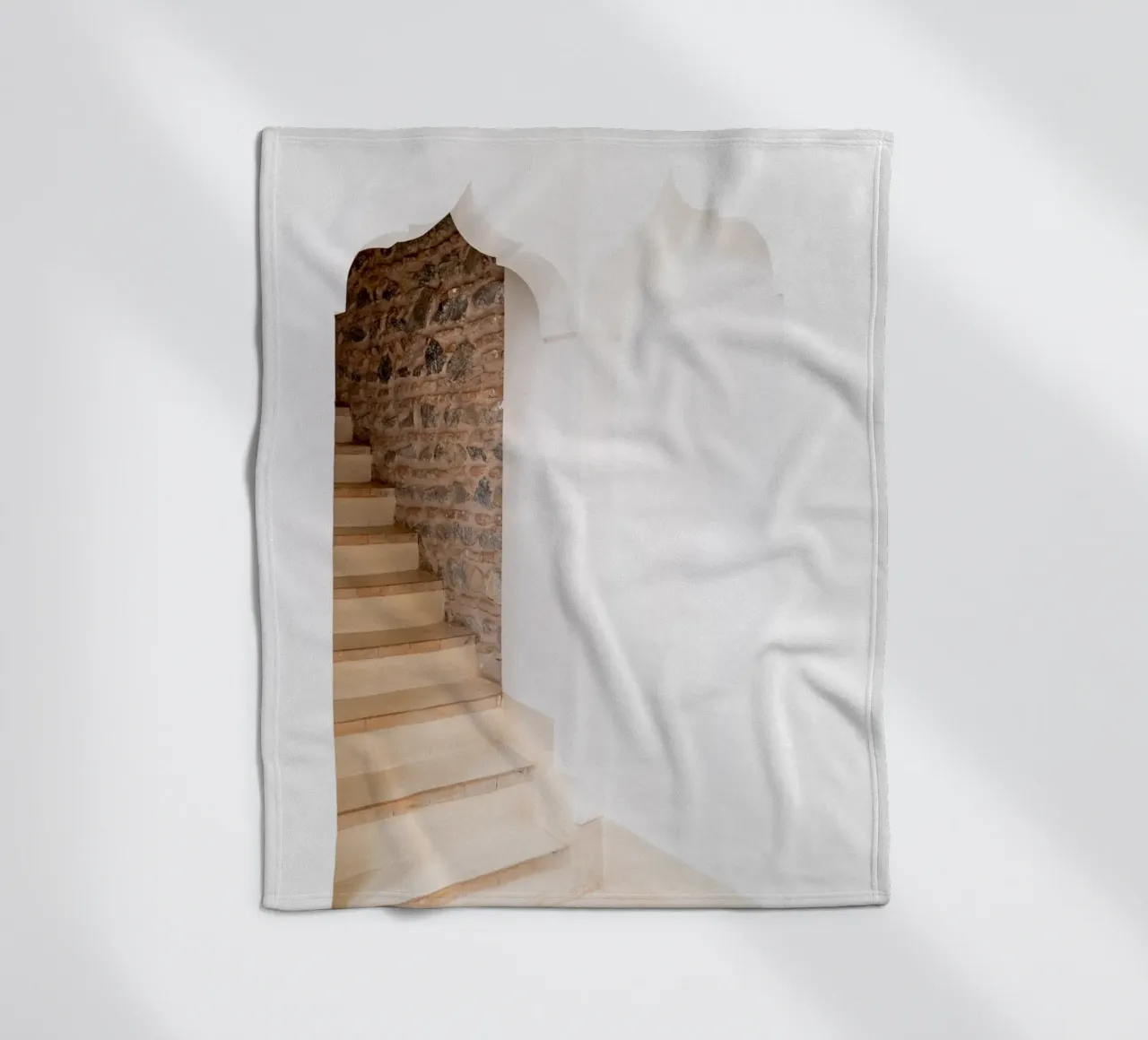 Scala ad arco bianca Boho a Marrakech coperta in pile da Henrike Schenk Photography