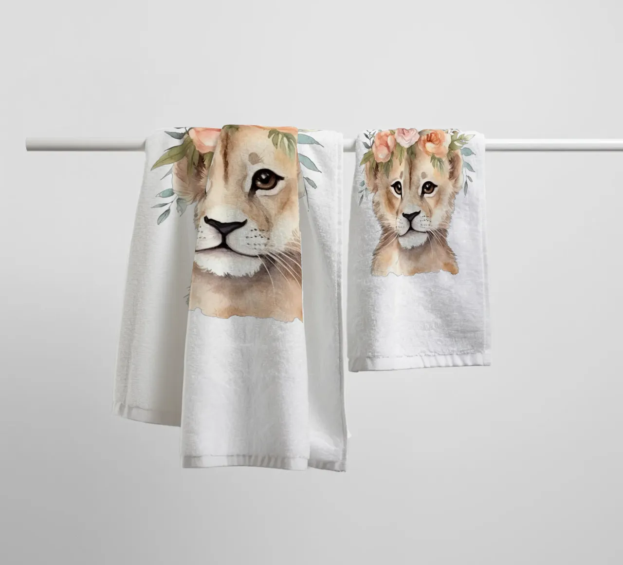 Schattig leeuwenwelpje aquarel illustratie met bloemenkroon badhanddoek van Little Lila