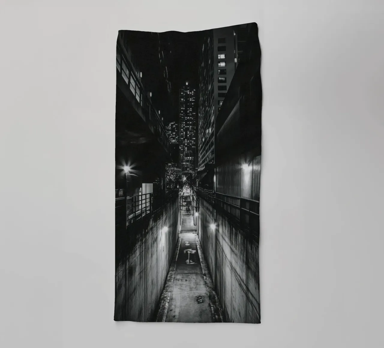 Bangkok Nocturne : De gloed van schaduwen badhanddoek van By Night