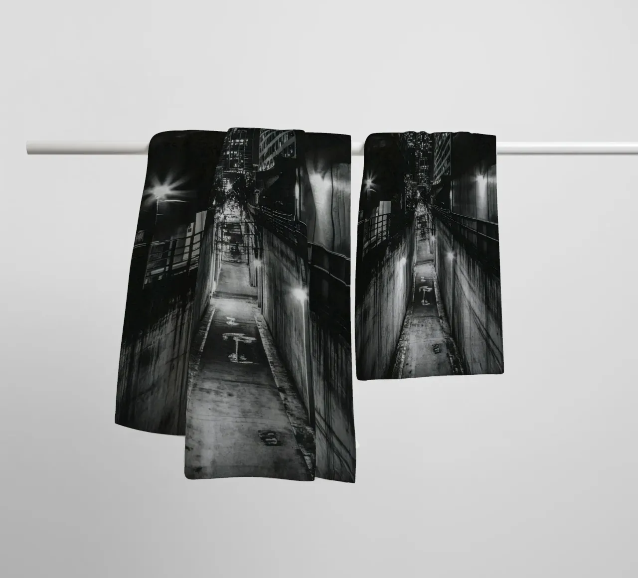 Bangkok Nocturne : De gloed van schaduwen badhanddoek van By Night