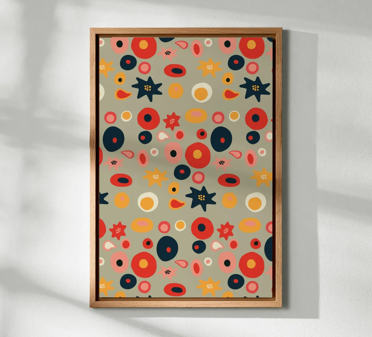 Speels bloem- en vormpatroon in rood en goud canvas met Baklijst van Spunk