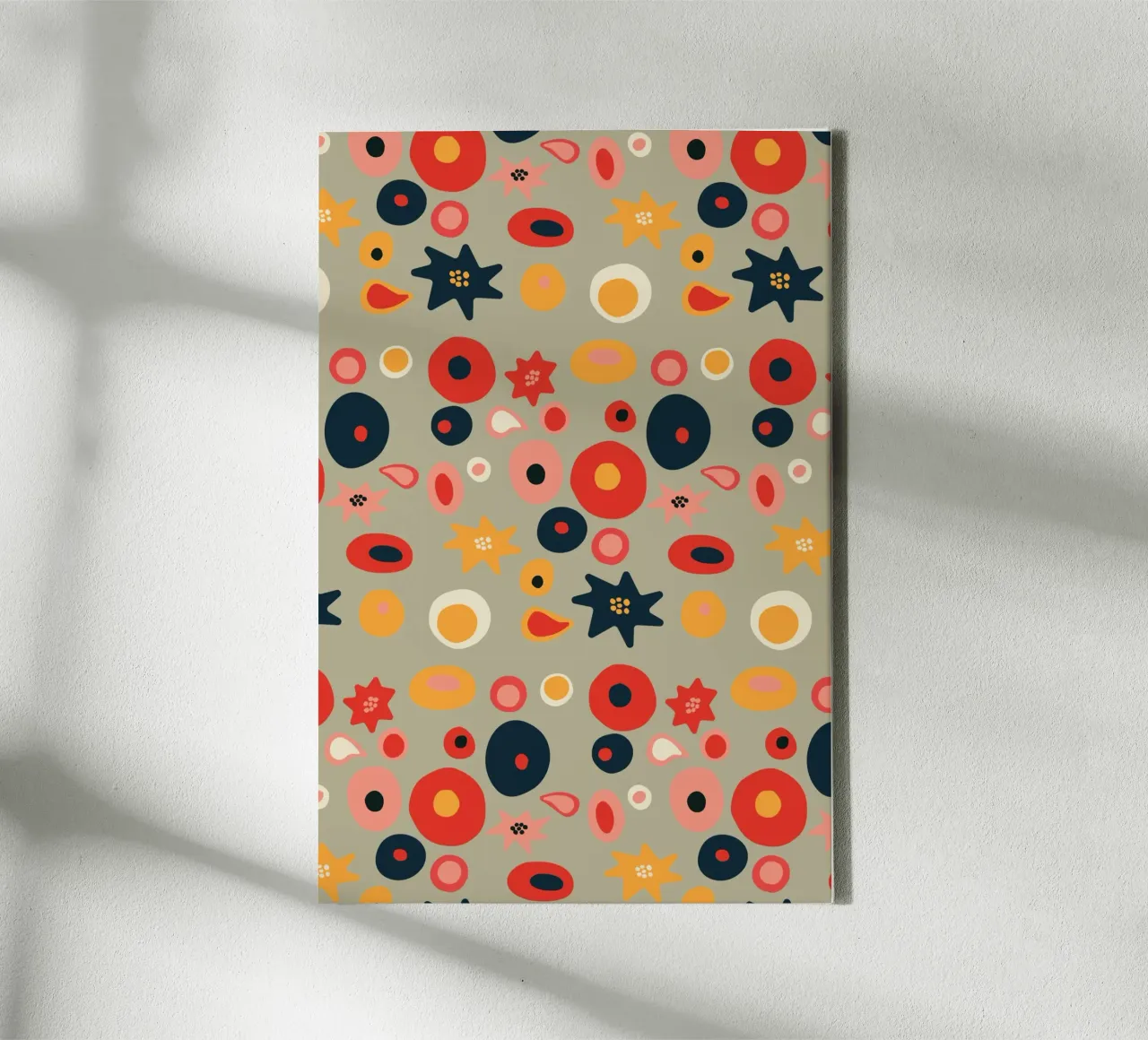 Speels bloem- en vormpatroon in rood en goud canvas met Baklijst van Spunk