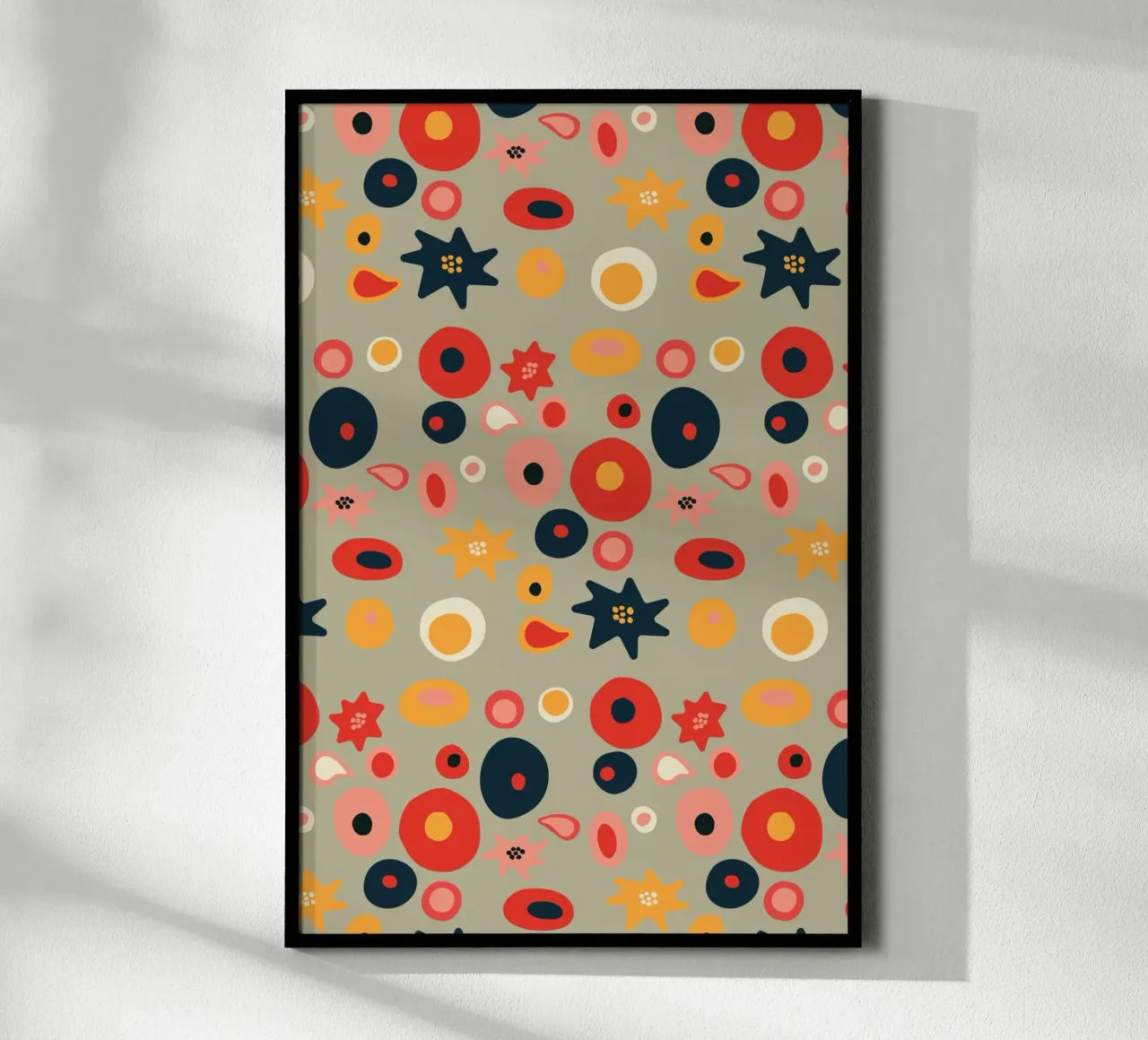Motivi floreali e forme giocose in rosso e oro poster con telaio in plastica da Spunk
