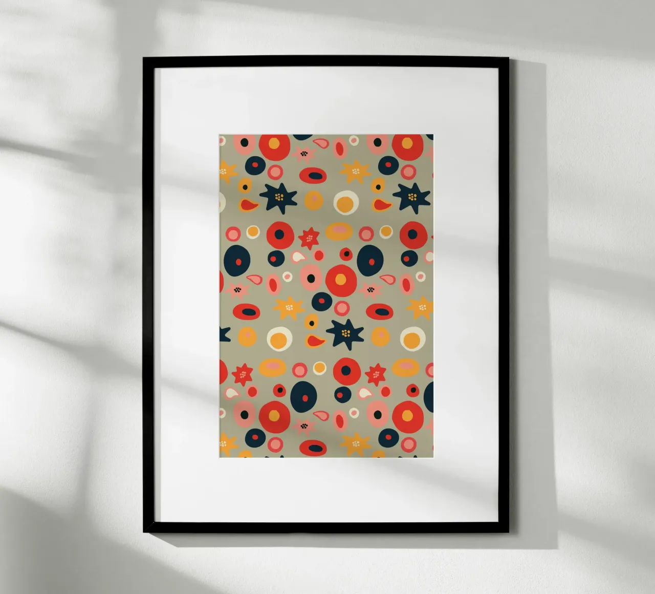 Motivi floreali e forme giocose in rosso e oro poster con telaio in plastica da Spunk