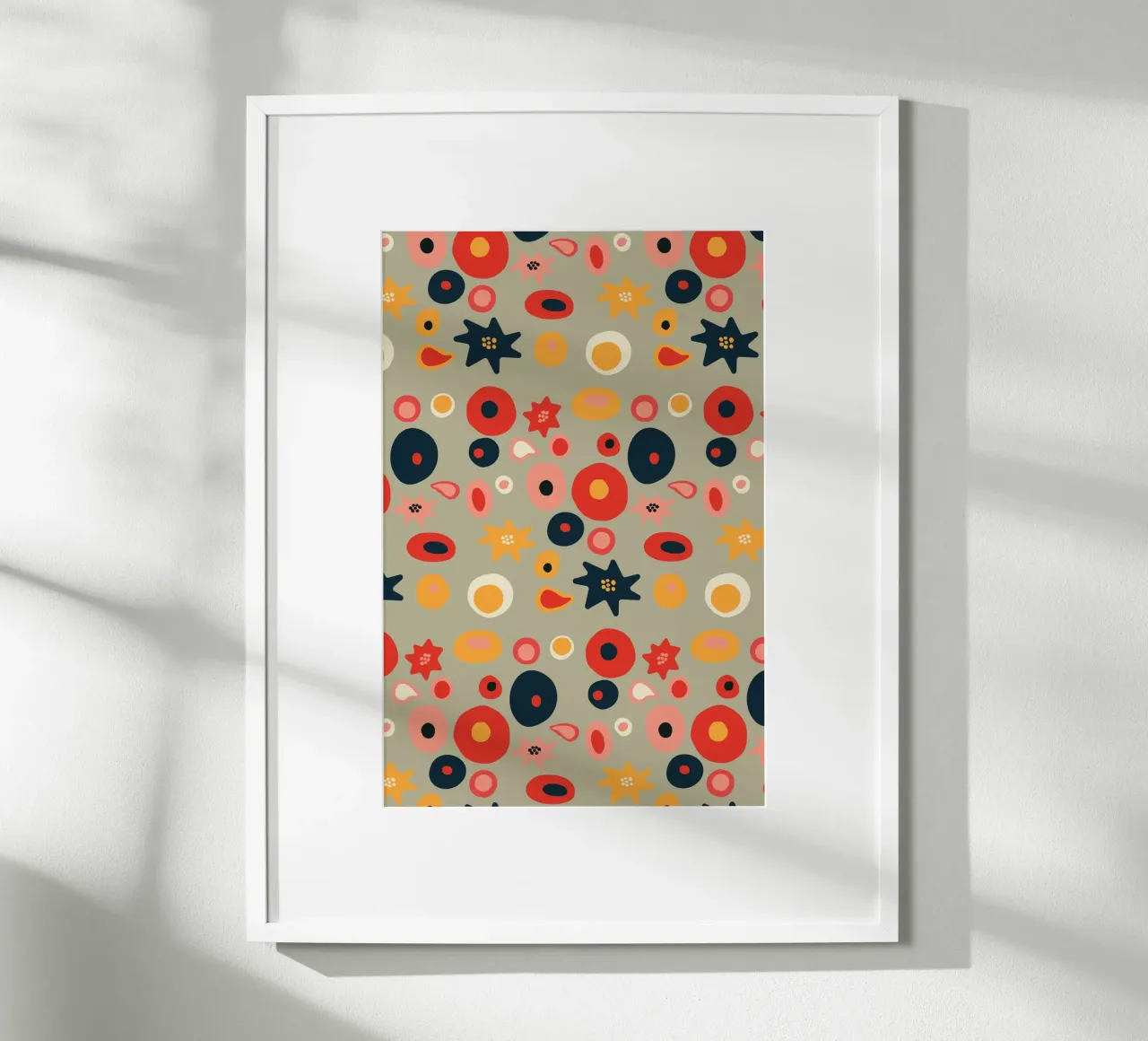 Motivi floreali e forme giocose in rosso e oro poster con telaio in plastica da Spunk