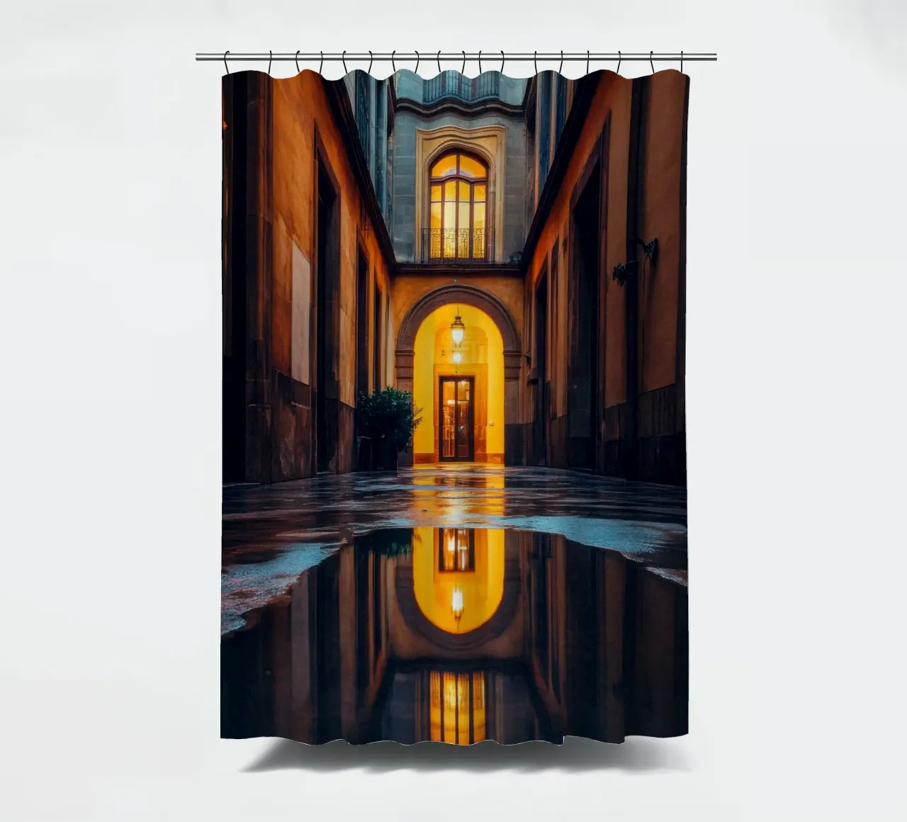 Intimes Glühen in den Gassen Barcelonas Duschvorhang von By Night