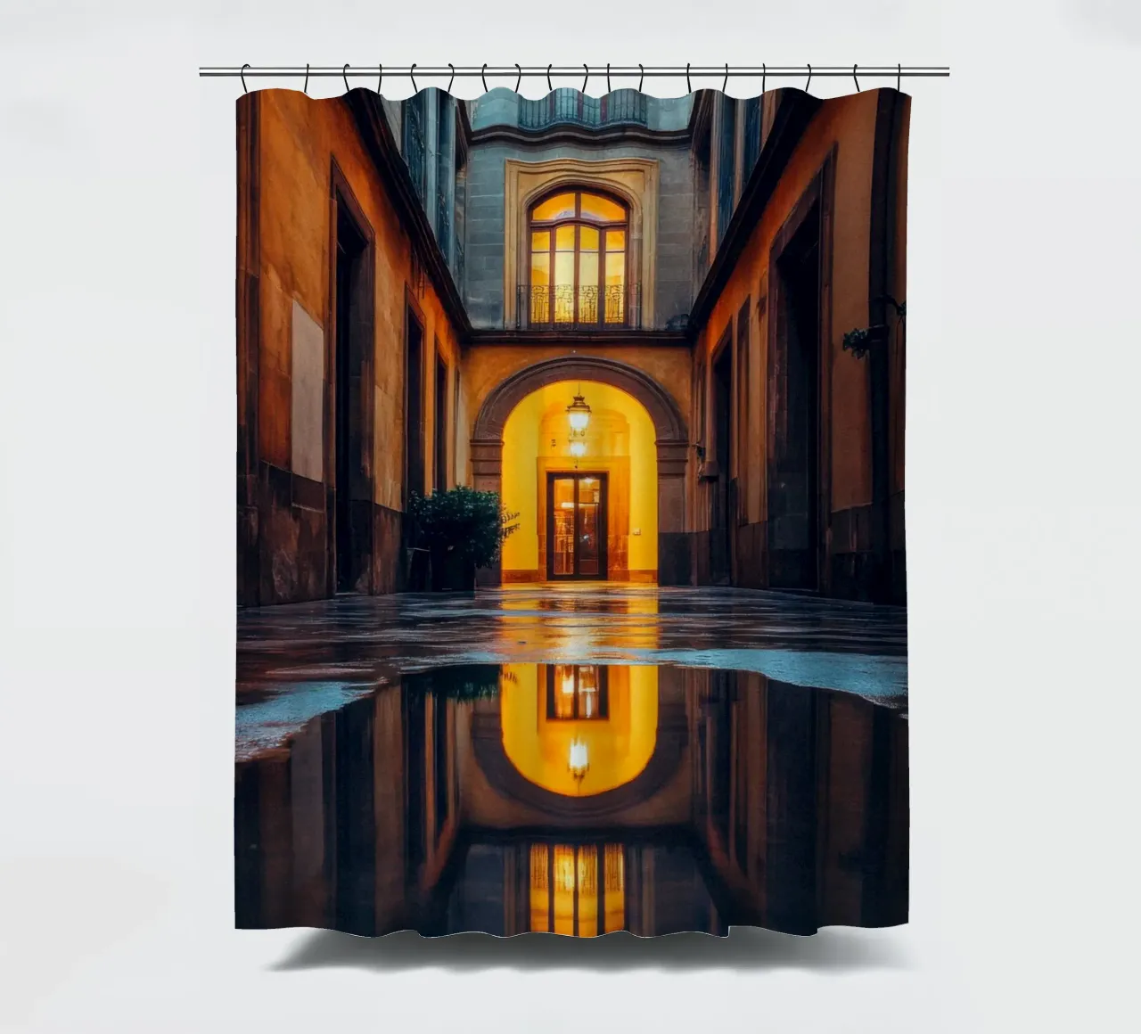 Intimes Glühen in den Gassen Barcelonas Duschvorhang von By Night