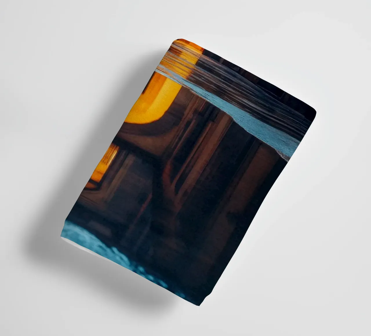 Intimes Glühen in den Gassen Barcelonas Handtuch von By Night