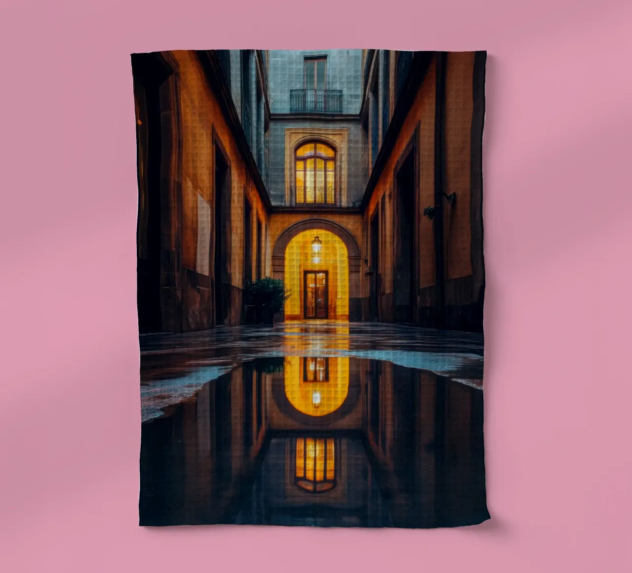 Intimes Glühen in den Gassen Barcelonas Geschirrtuch von By Night