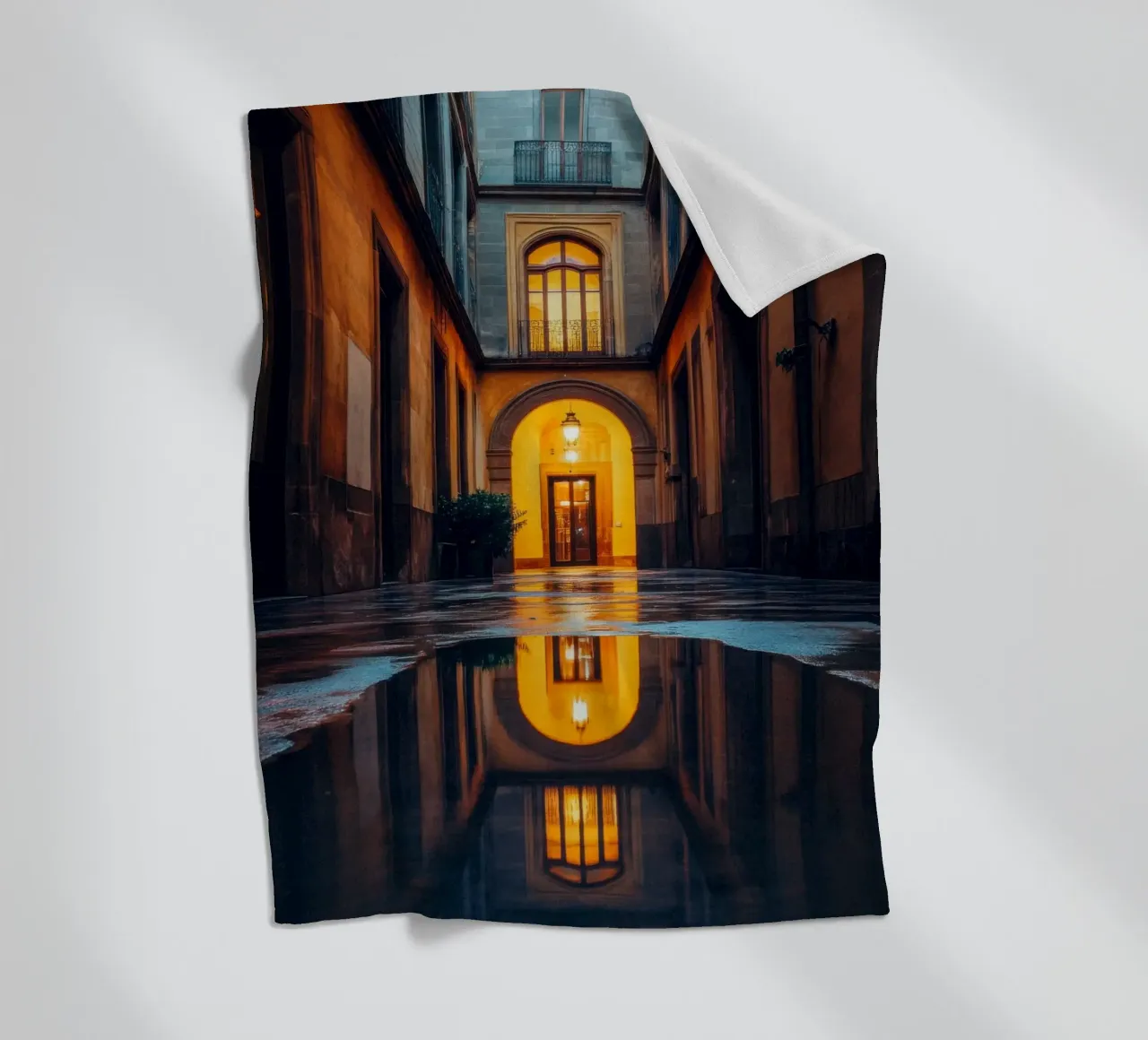 Intimes Glühen in den Gassen Barcelonas Fleecedecke von By Night