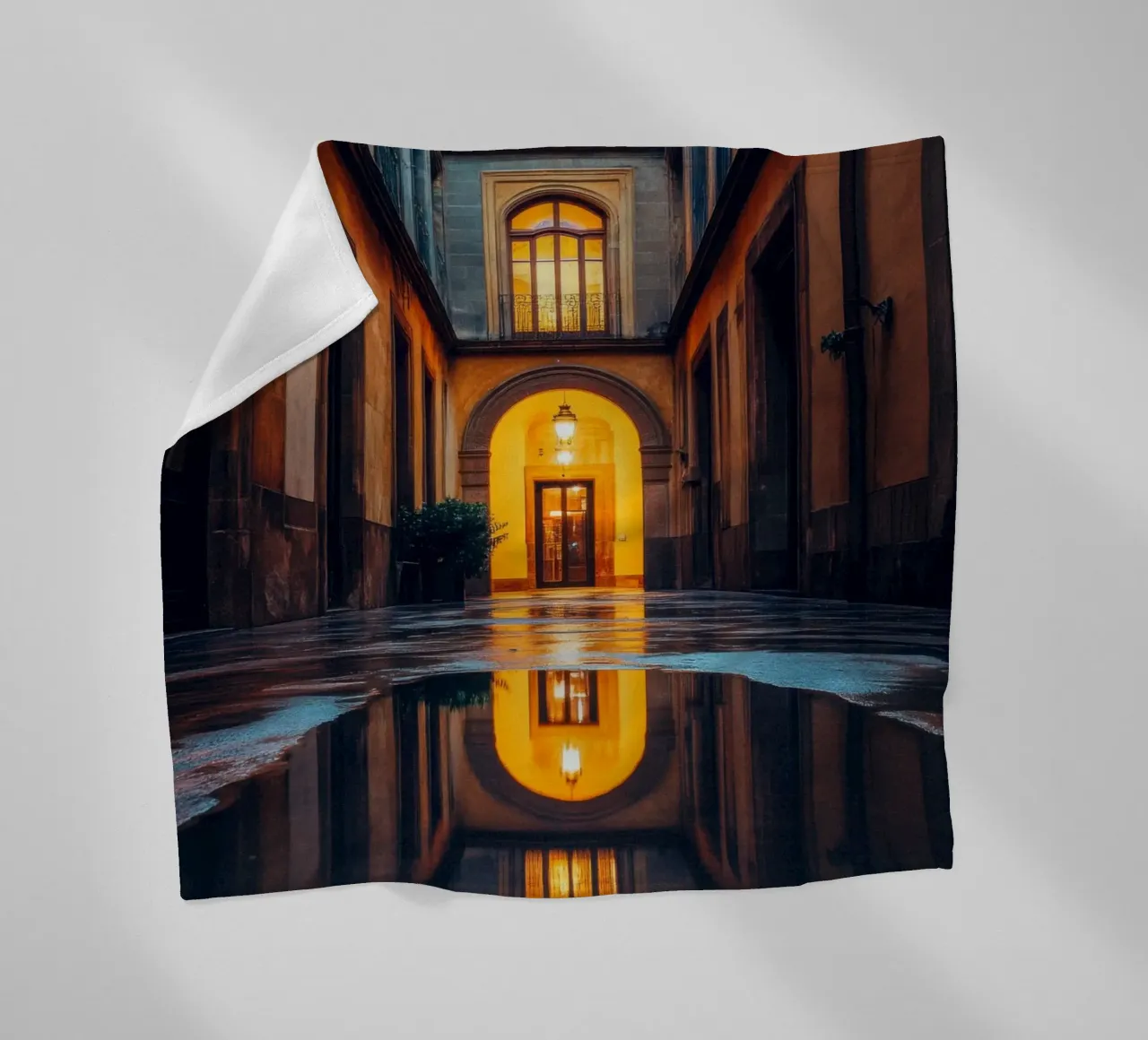 Intimes Glühen in den Gassen Barcelonas Fleecedecke von By Night