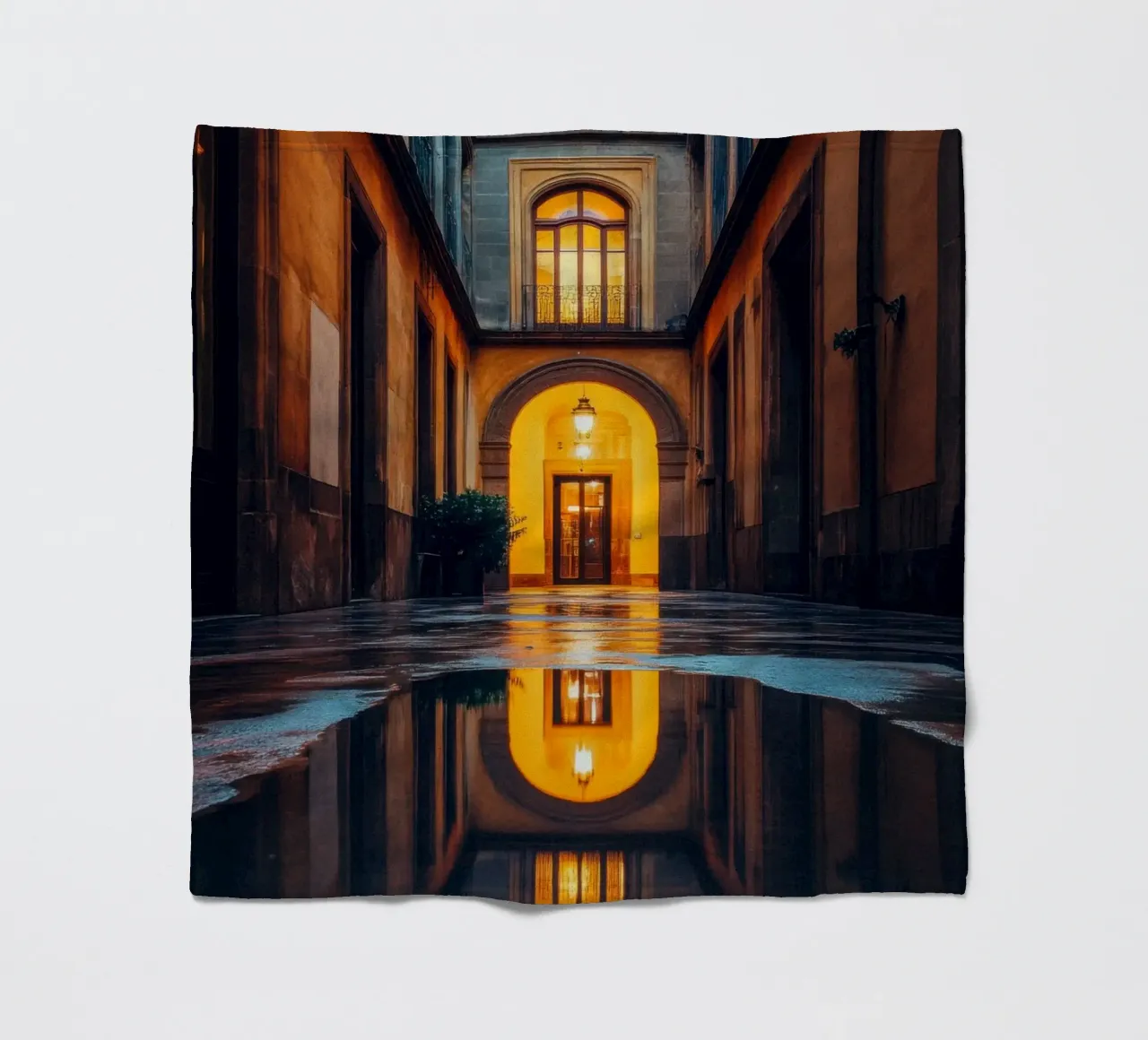 Intimes Glühen in den Gassen Barcelonas Fleecedecke von By Night