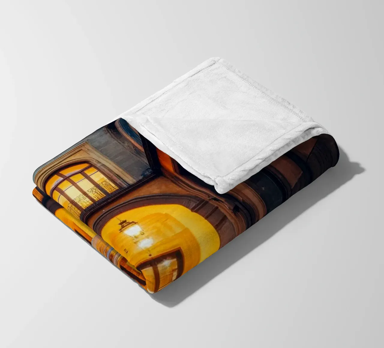 Intimes Glühen in den Gassen Barcelonas Fleecedecke von By Night