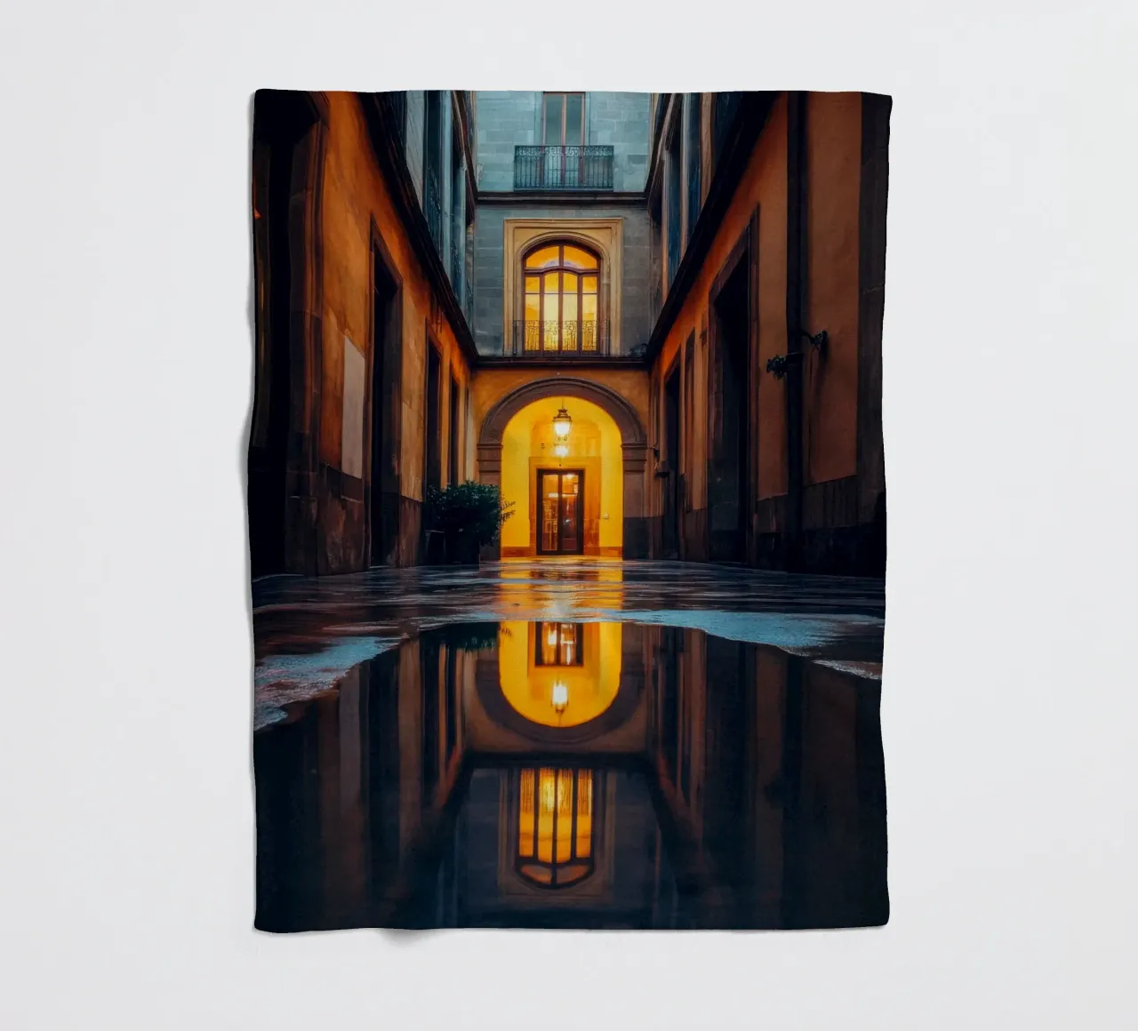 Intimes Glühen in den Gassen Barcelonas Fleecedecke von By Night