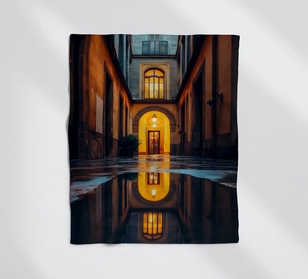 Intimes Glühen in den Gassen Barcelonas Fleecedecke von By Night