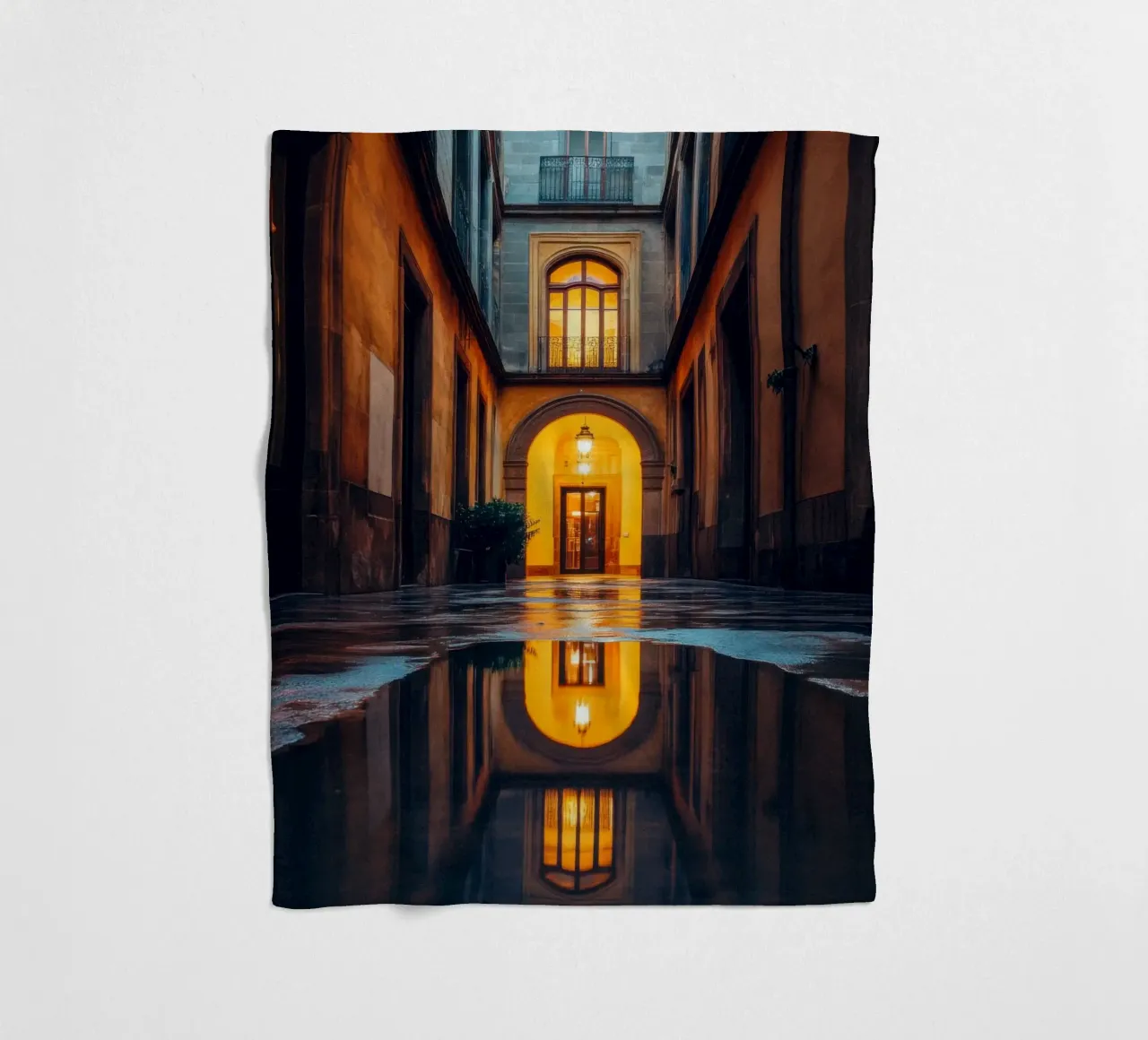 Intimes Glühen in den Gassen Barcelonas Fleecedecke von By Night