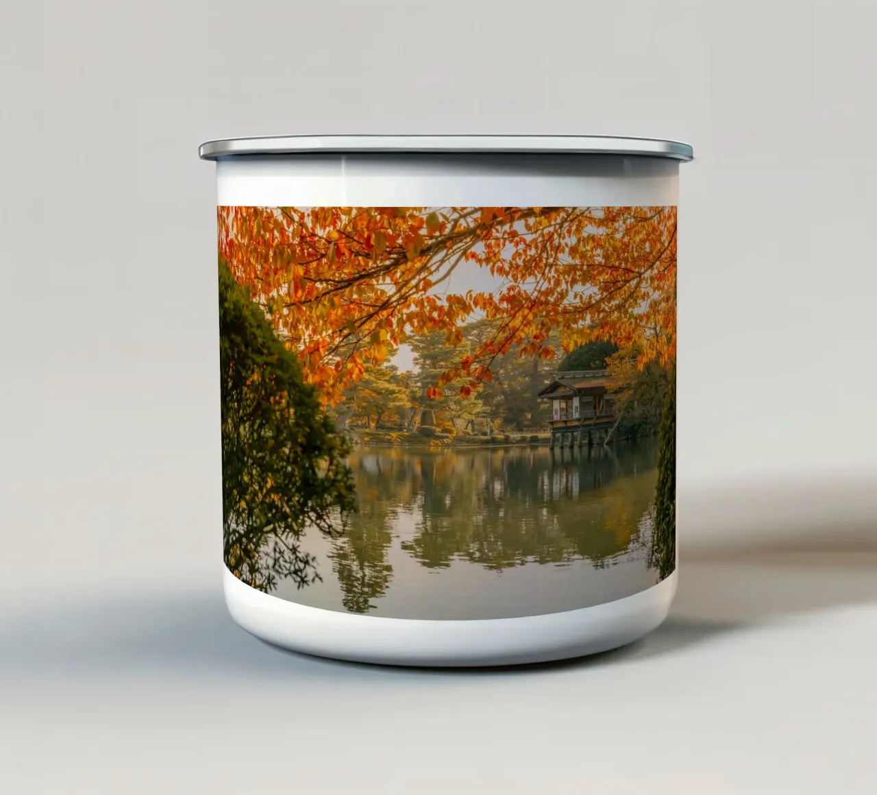 Laghetto giapponese d'autunno a Kanazawa tazza in smalto da Marcel Bisig
