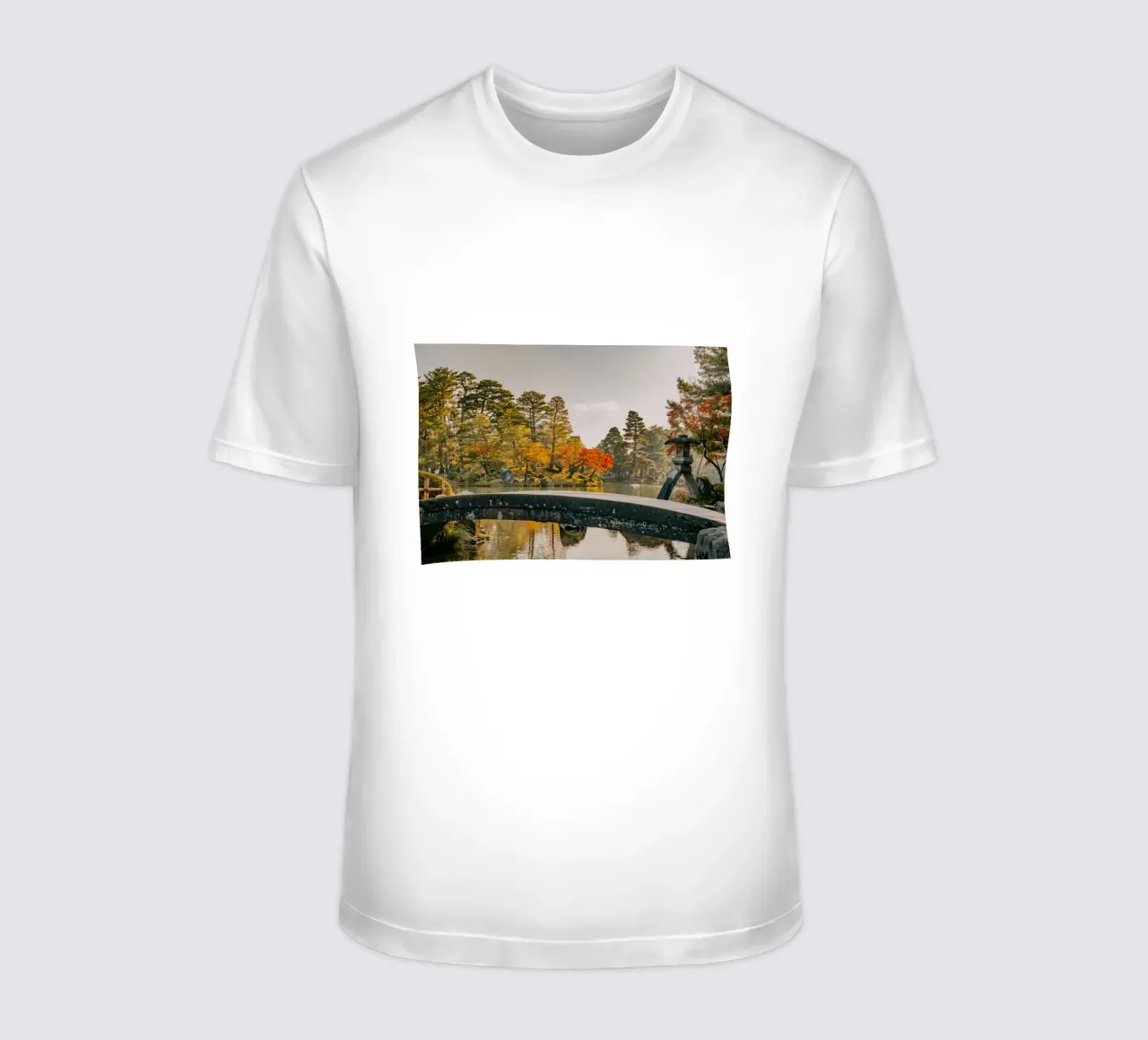 Giardino giapponese d'autunno a Kanazawa t-shirt da Marcel Bisig