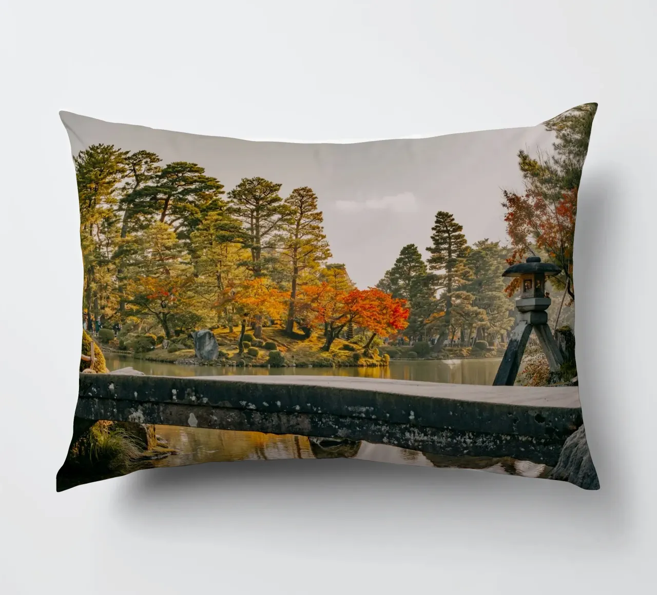 Giardino giapponese d'autunno a Kanazawa cuscino da Marcel Bisig