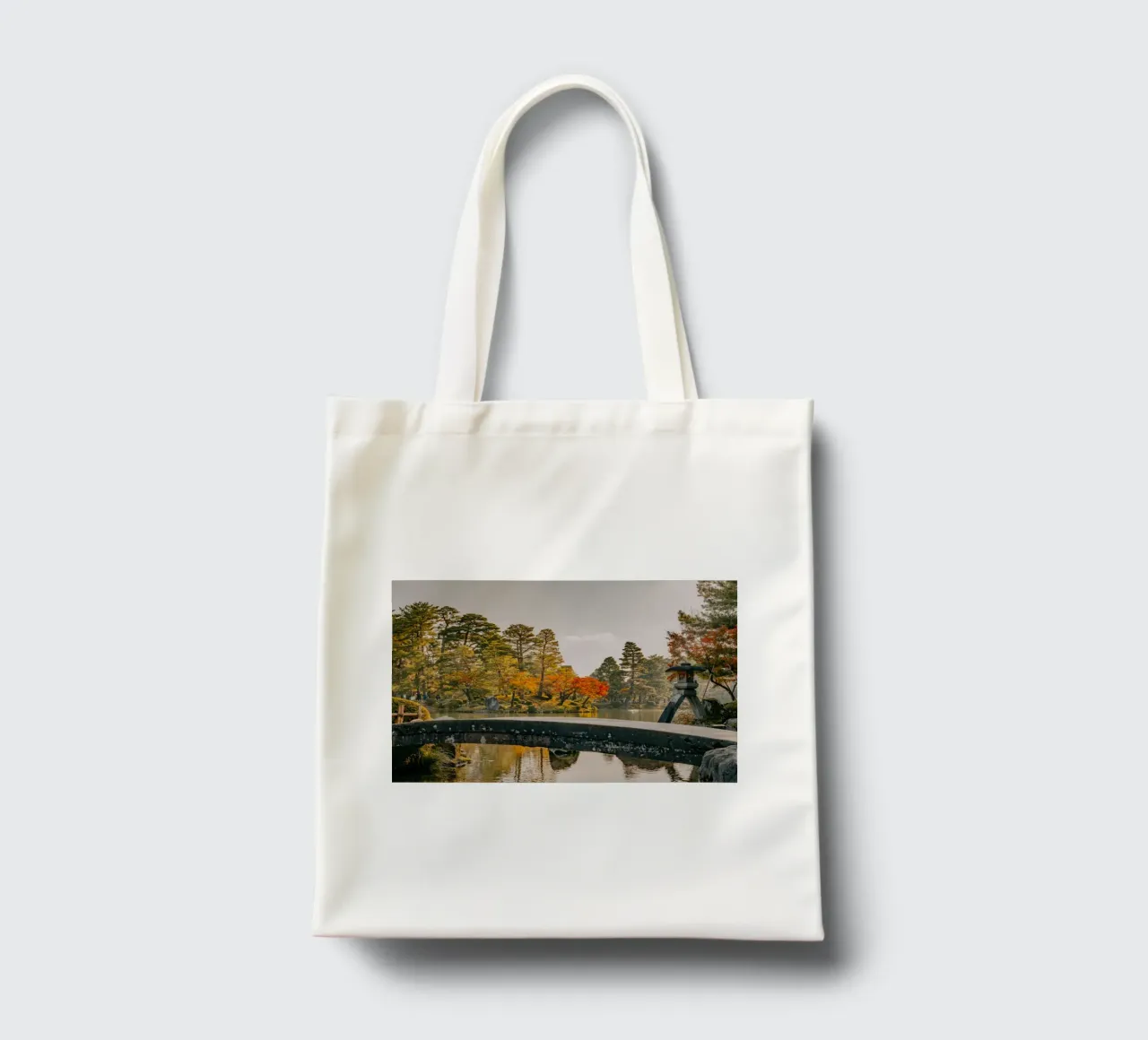 Giardino giapponese d'autunno a Kanazawa borsa in juta da Marcel Bisig