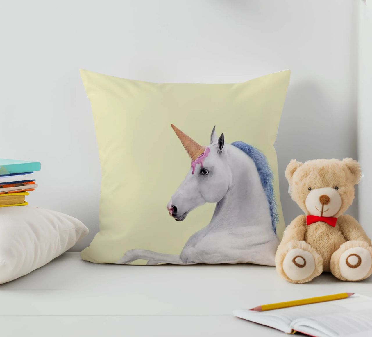 Ice Cream Unicorn cuscino da Paul Fuentes Design
