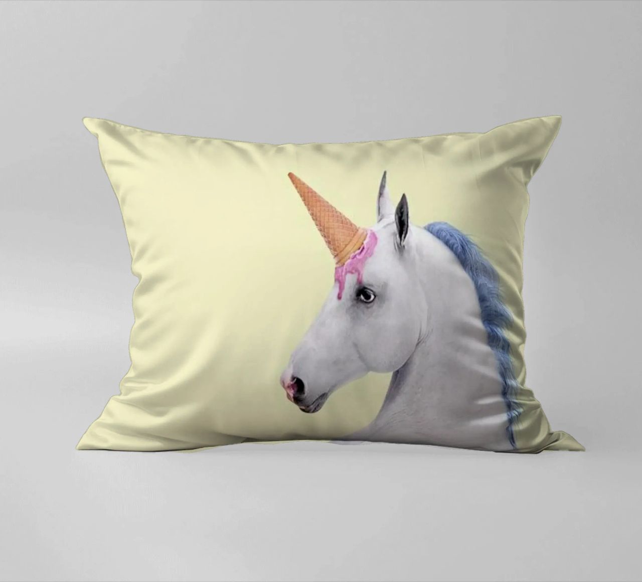 Ice Cream Unicorn cuscino da Paul Fuentes Design
