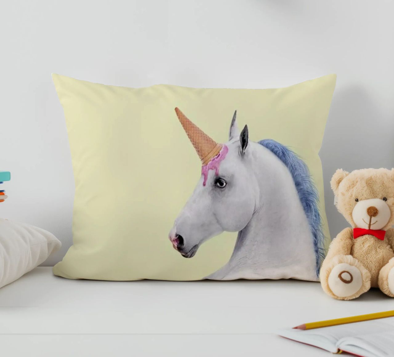 Ice Cream Unicorn cuscino da Paul Fuentes Design
