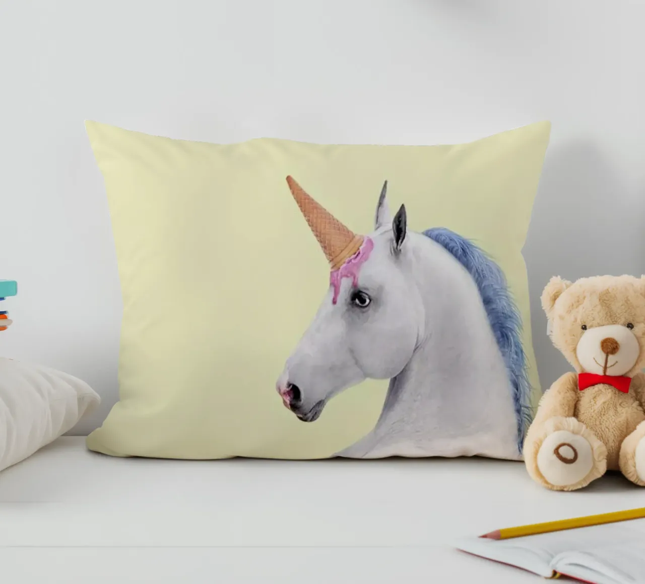 Ice Cream Unicorn cojín de Paul Fuentes Design