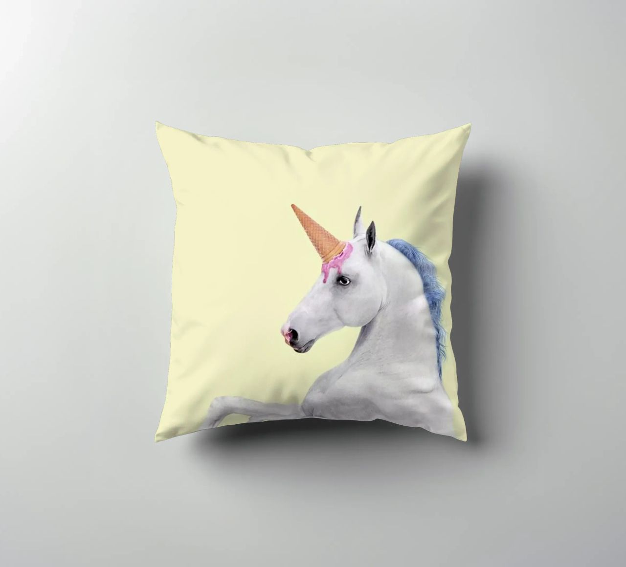 Ice Cream Unicorn cuscino da Paul Fuentes Design
