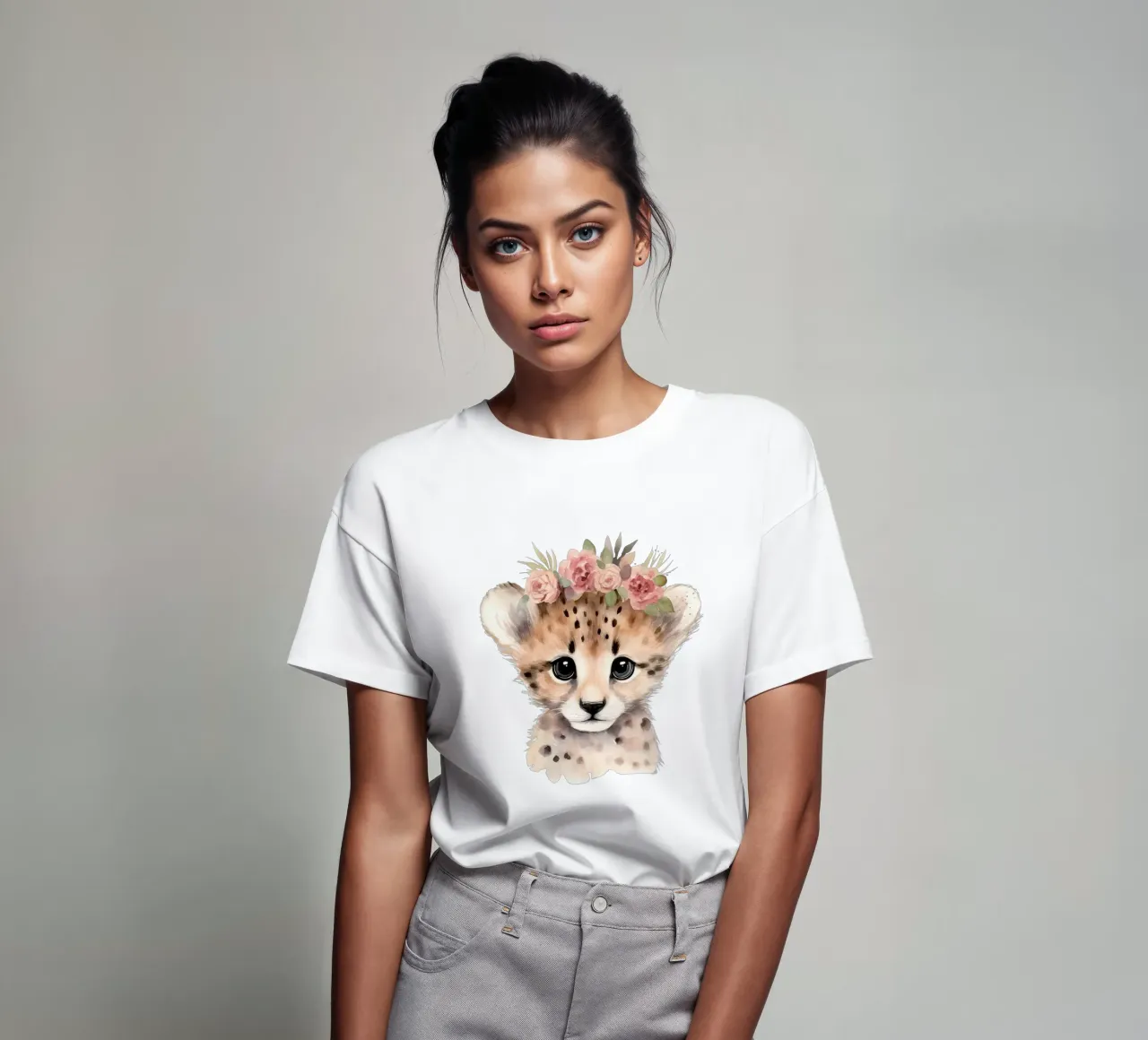 Cucciolo di ghepardo all'acquerello, stampa animale da vivaio, poster floreale t-shirt da Little Lila