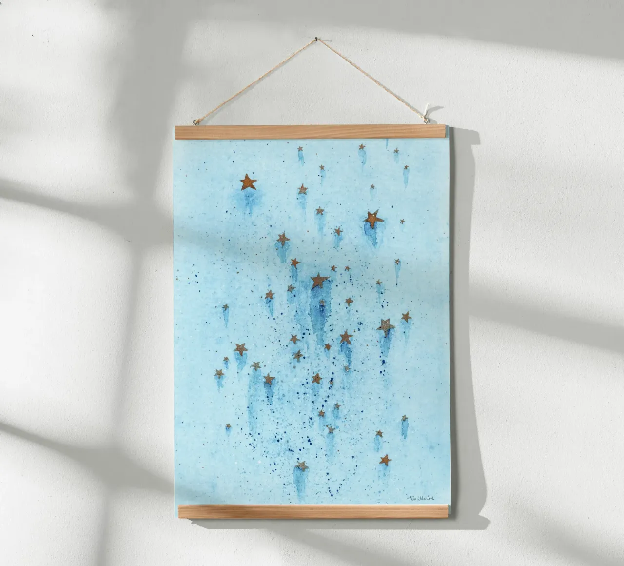 Stelle blu e oro Illustrazione ad acquerello poster con telaio in alluminio da This Wild Soul - Illustration