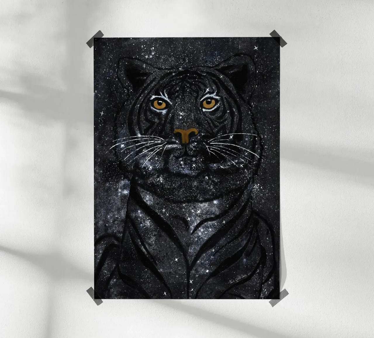 Wild Universe Night Stars Tiger - illustrazione ad acquerello poster con telaio in plastica da This Wild Soul - Illustration