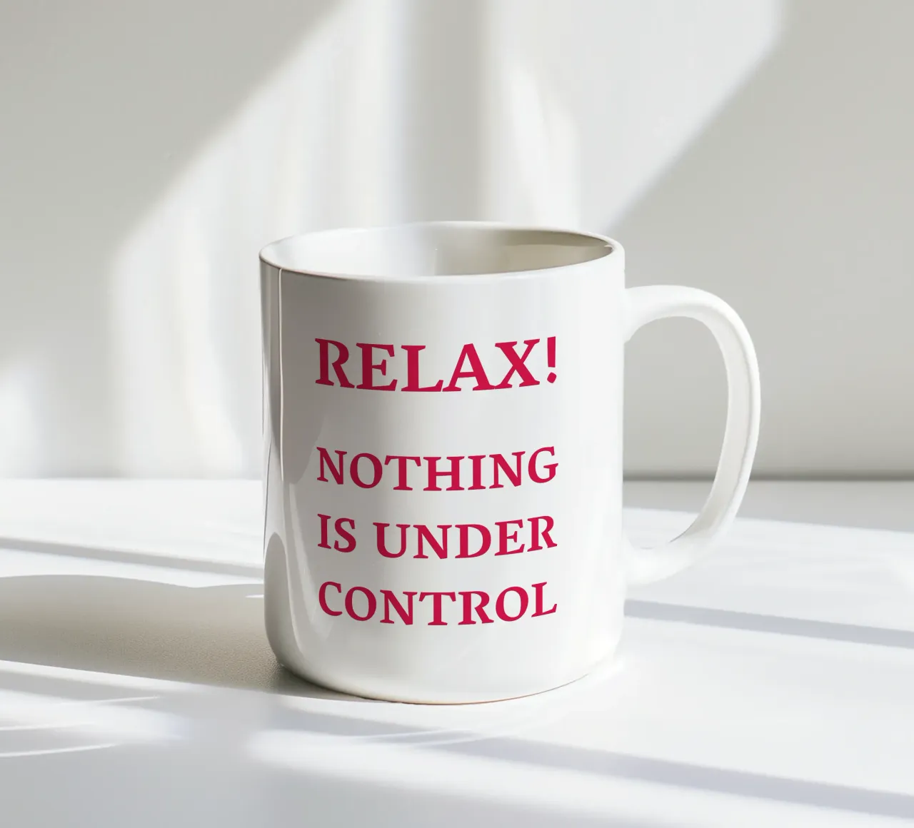 Relax! Nothing is under control tazza in ceramica da Illustration Raissa Oltmanns