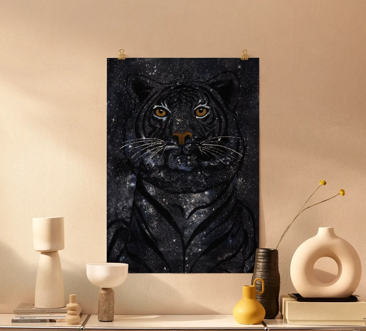 Wild Universe Night Stars Tiger - illustrazione ad acquerello poster con telaio in plastica da This Wild Soul - Illustration