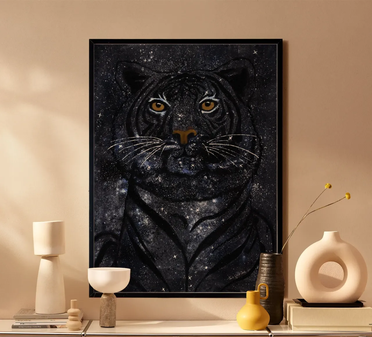 Wild Universe Night Stars Tiger - illustrazione ad acquerello poster con telaio in plastica da This Wild Soul - Illustration