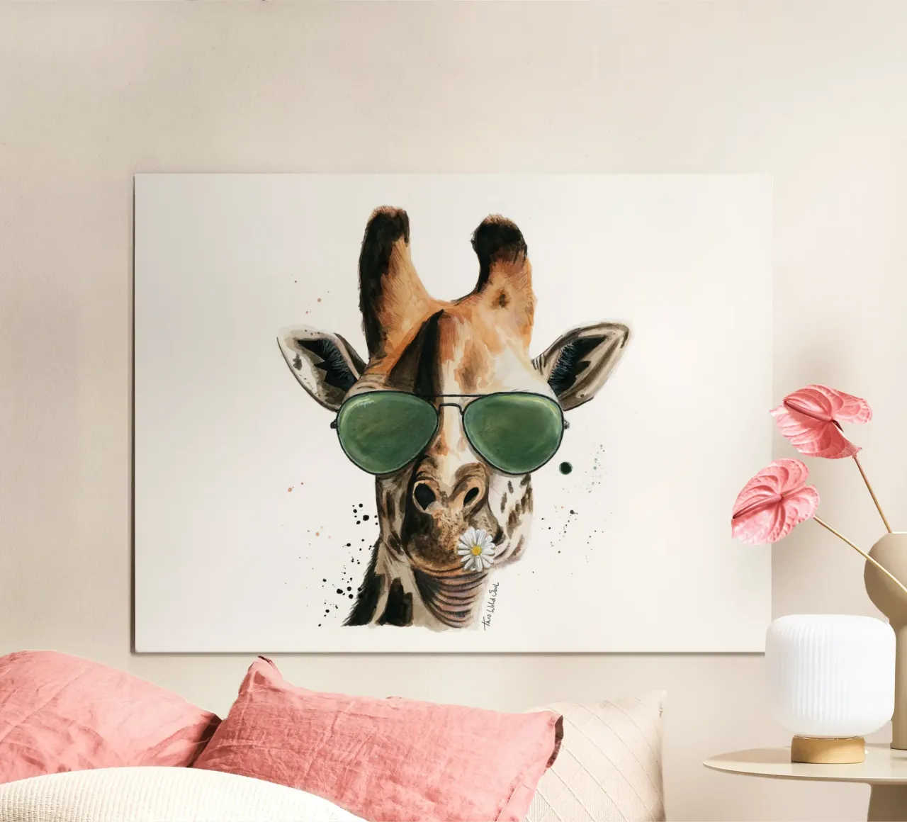 Giraffa con occhiali da sole Rayban Aviator Illustrazione di Daisy poster con telaio in legno da This Wild Soul - Illustration