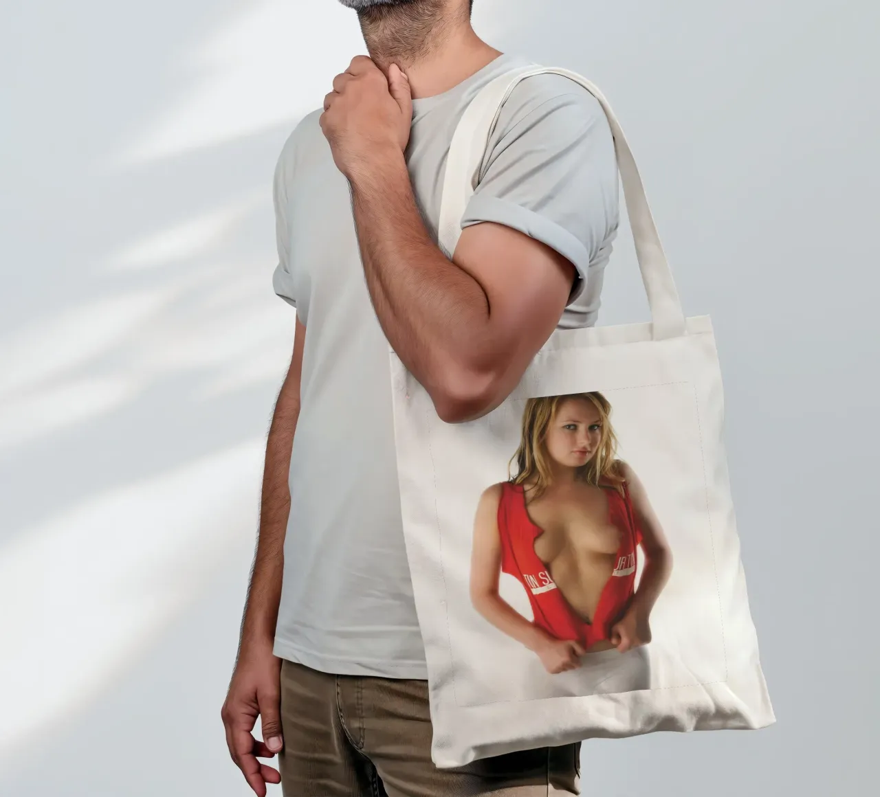 Amber in red borsa in juta da Dave Hare Photography